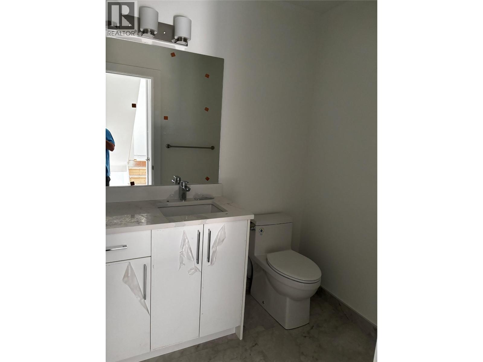LOCK OFF SUITE - 980 Franklyn Road Unit# 5 Lot# 5, Kelowna, BC - Indoor Photo Showing Bathroom