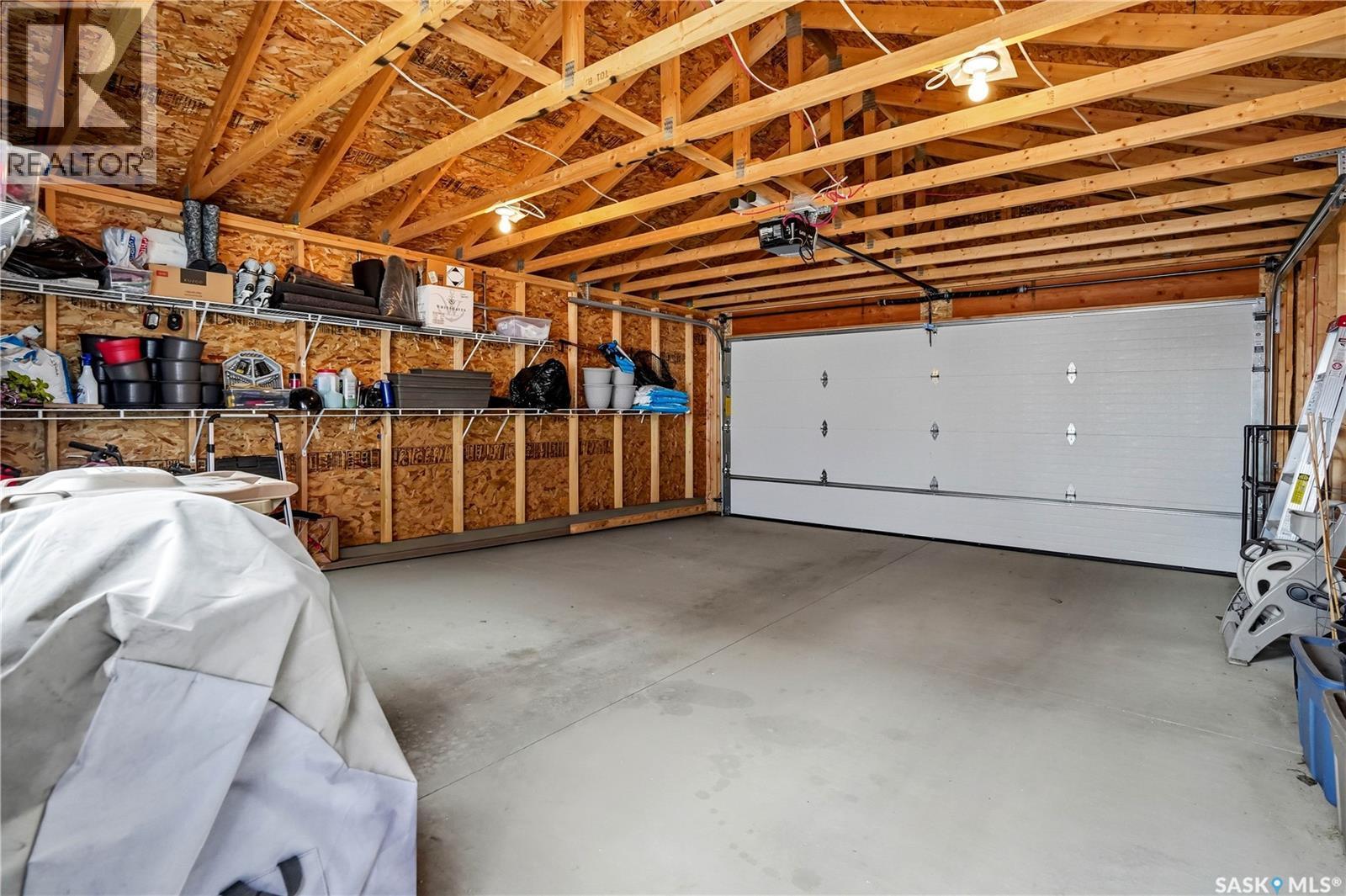 5000 Primrose Green Drive E, Regina, SK - Indoor Photo Showing Garage