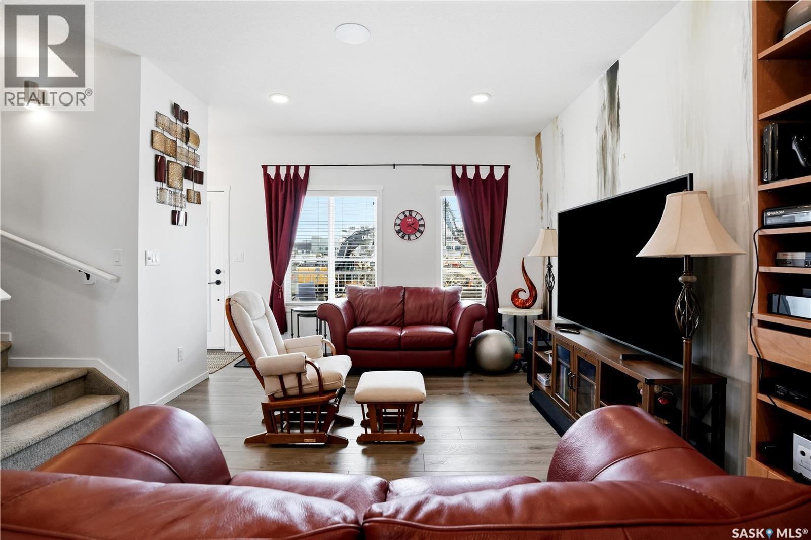 5000 Primrose Green Drive E, Regina, SK - Indoor Photo Showing Living Room