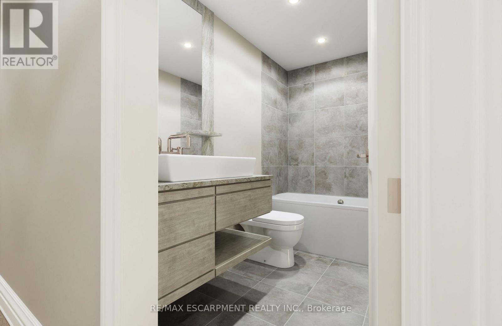 40 - 11 Creek Avenue, Haldimand, ON - Indoor Photo Showing Bathroom