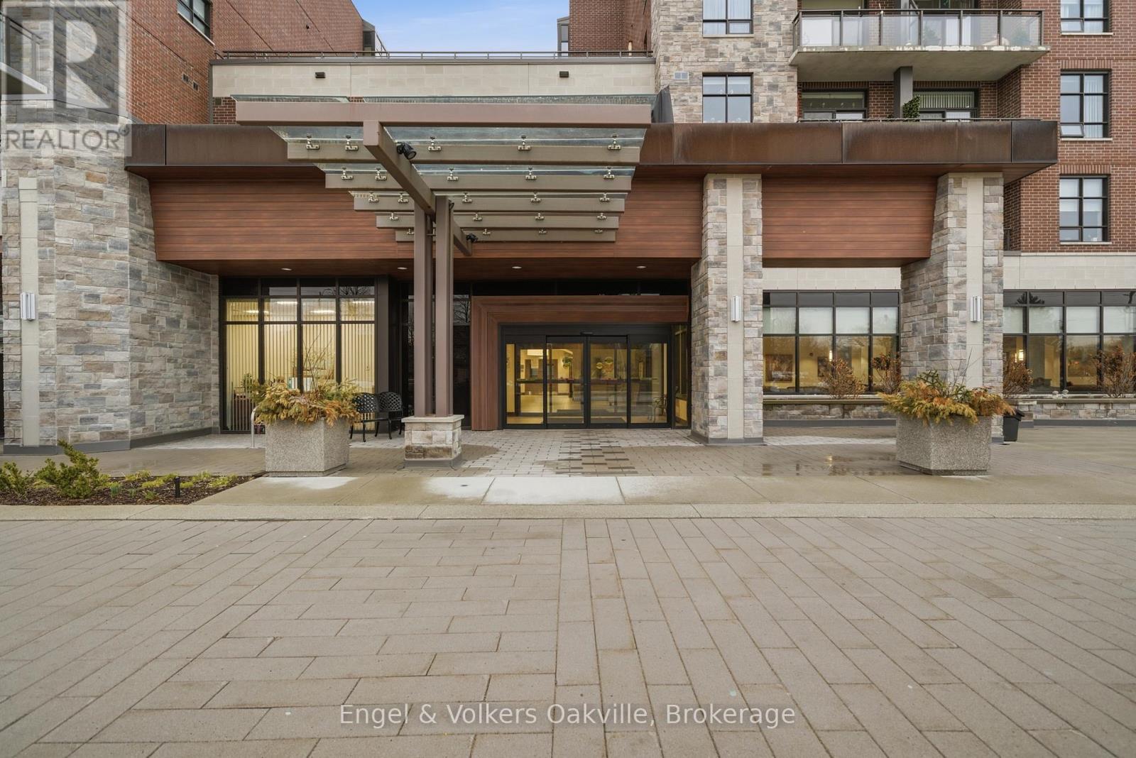 101 - 3290 New Street, Burlington (Roseland), ON