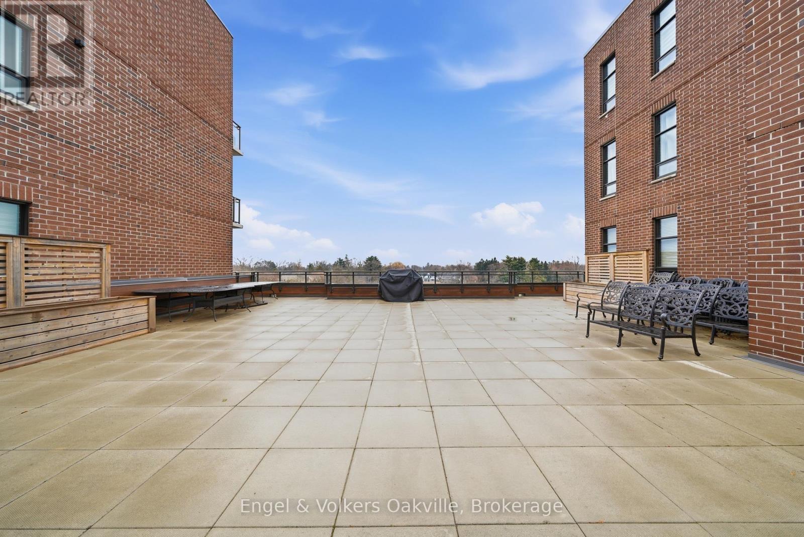 101 - 3290 New Street, Burlington (Roseland), ON