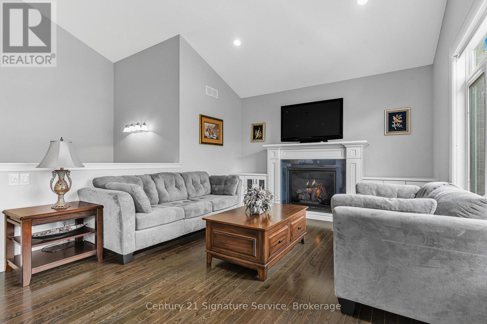 16 Gaiser Road, Welland, ON - Indoor Photo Showing Living Room With Fireplace
