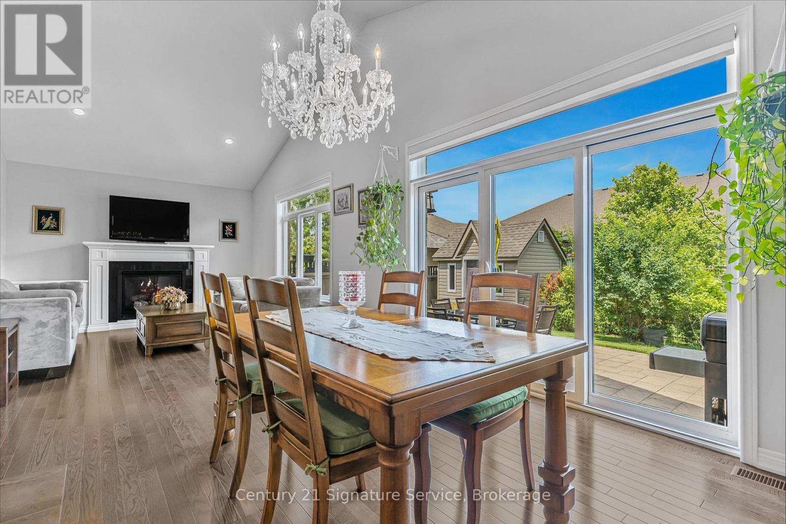16 Gaiser Road, Welland, ON - Indoor Photo Showing Dining Room With Fireplace