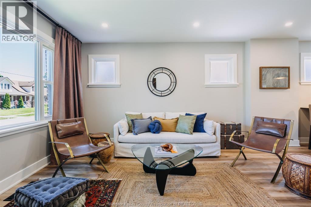 2263 Fraser Avenue, Windsor, ON - Indoor Photo Showing Living Room