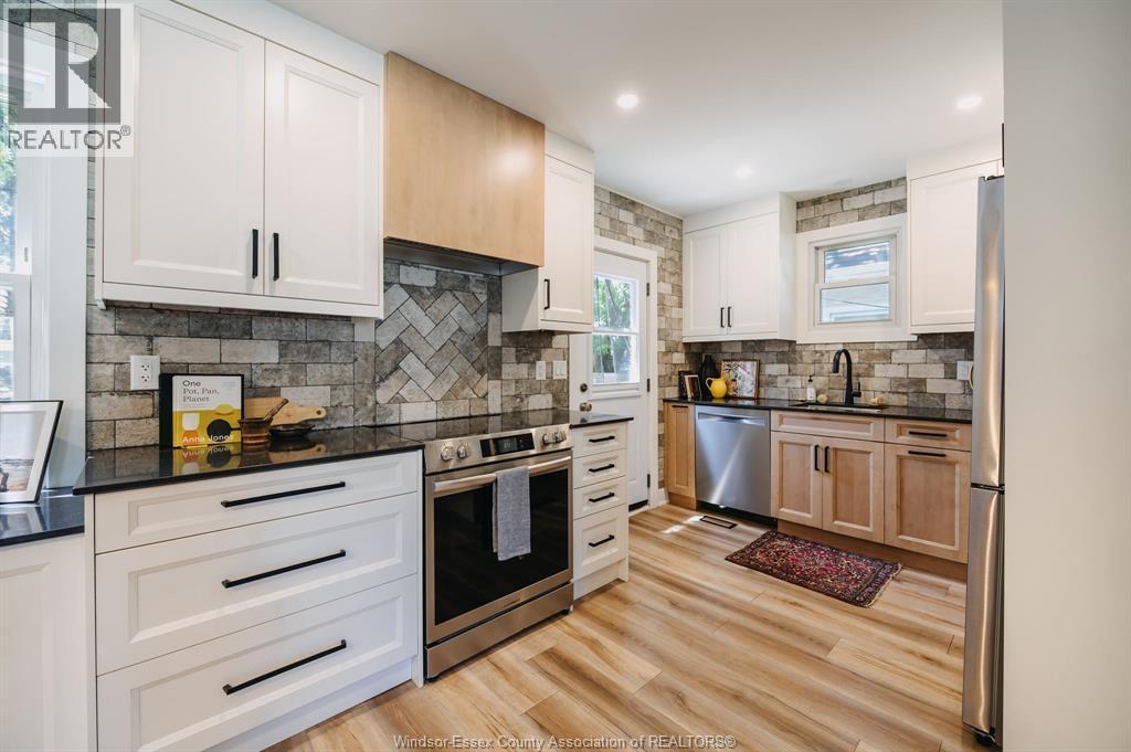 2263 Fraser Avenue, Windsor, ON - Indoor Photo Showing Kitchen With Upgraded Kitchen