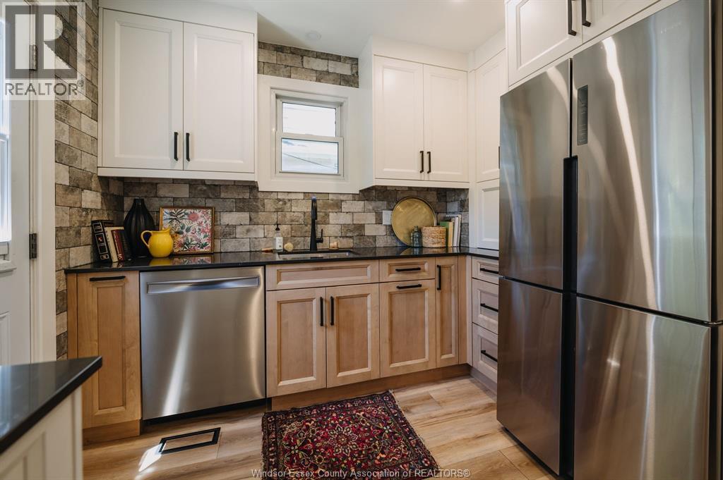 2263 Fraser Avenue, Windsor, ON - Indoor Photo Showing Kitchen With Upgraded Kitchen