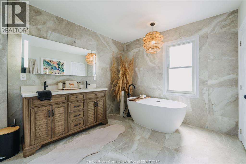 2263 Fraser Avenue, Windsor, ON - Indoor Photo Showing Bathroom