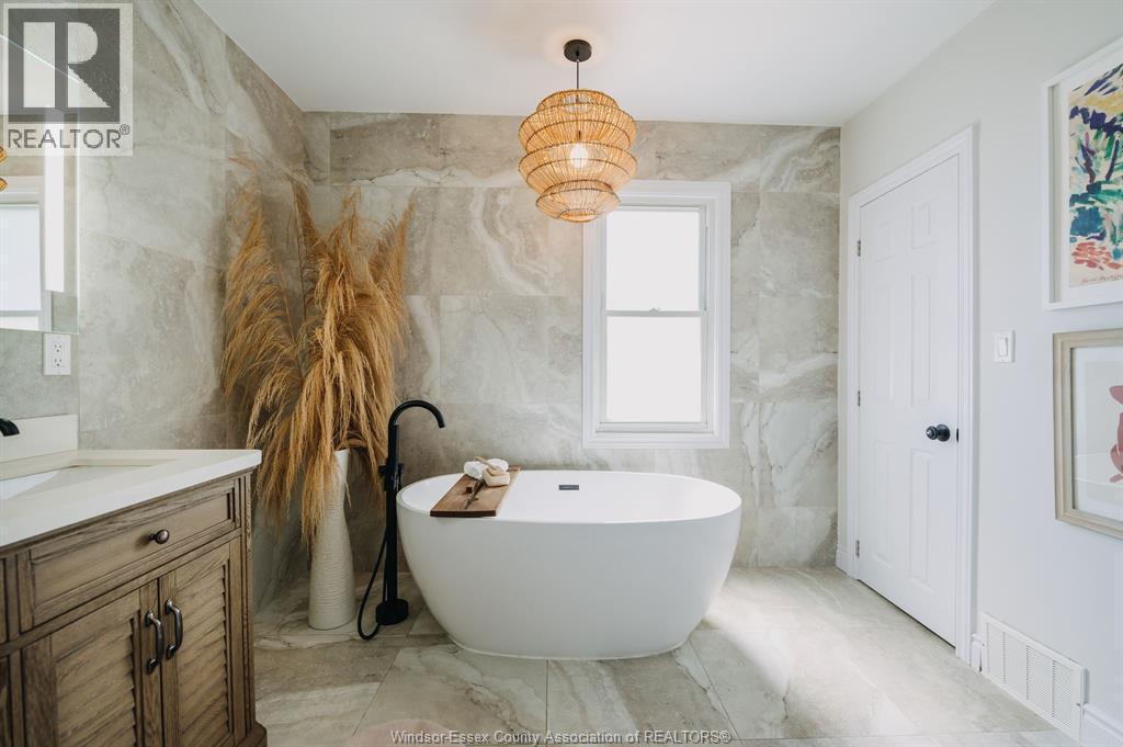 2263 Fraser Avenue, Windsor, ON - Indoor Photo Showing Bathroom