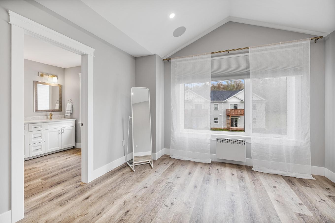 5 12 Harold Court, Cornwall, PE