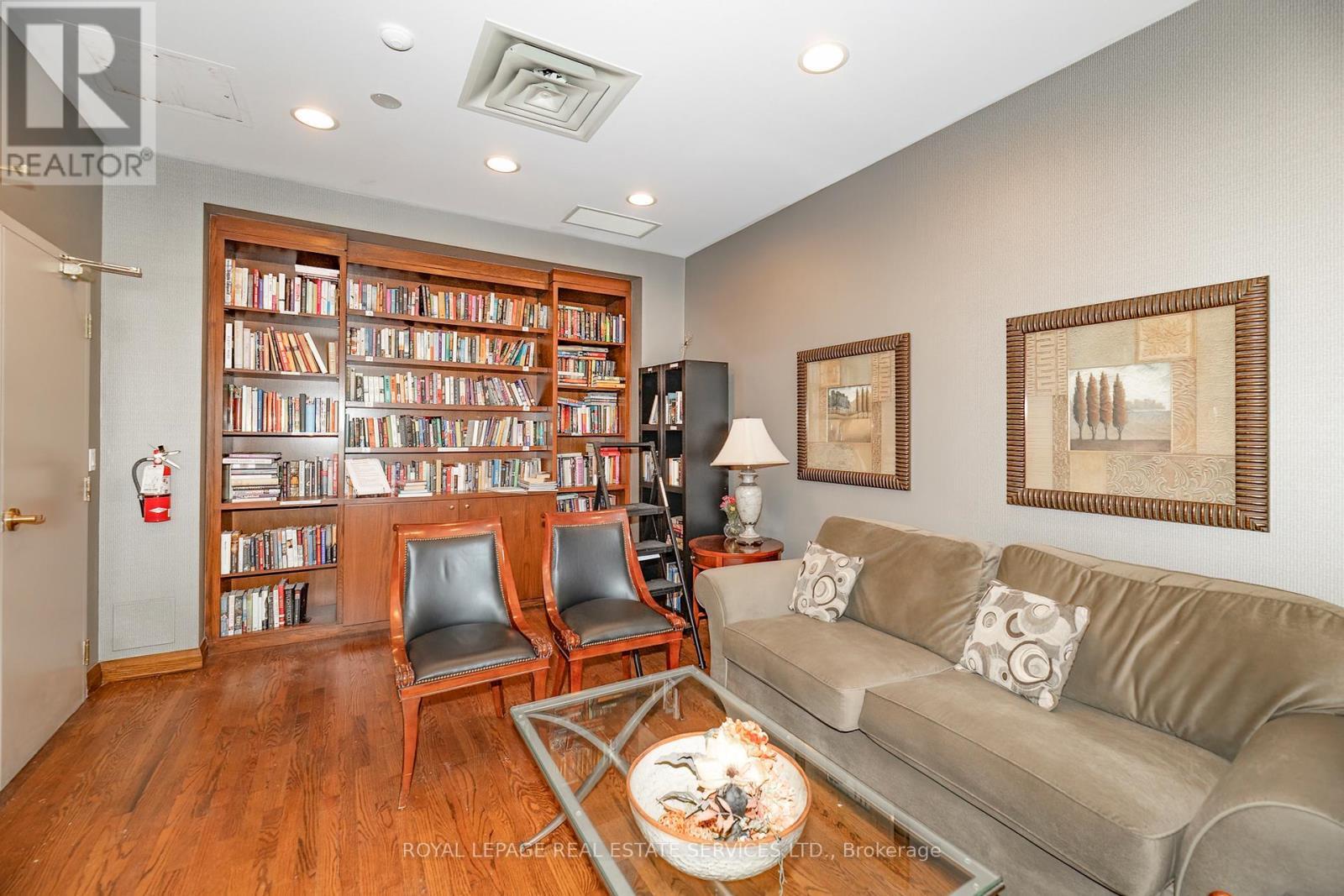 212 - 195 Merton Street, Toronto, ON - Indoor Photo Showing Living Room