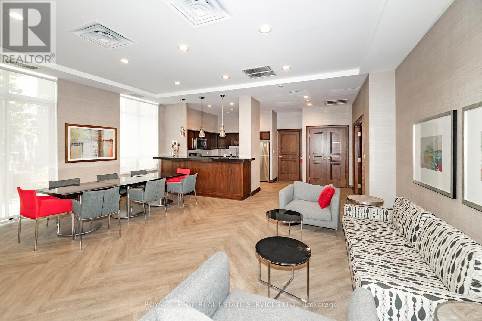 212 - 195 Merton Street, Toronto, ON - Indoor Photo Showing Living Room