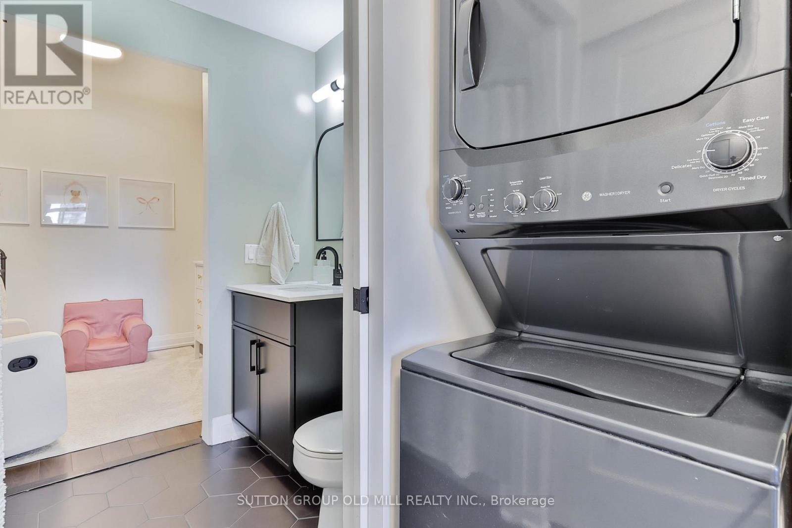 602 - 103 The Queensway, Toronto, ON - Indoor Photo Showing Laundry Room