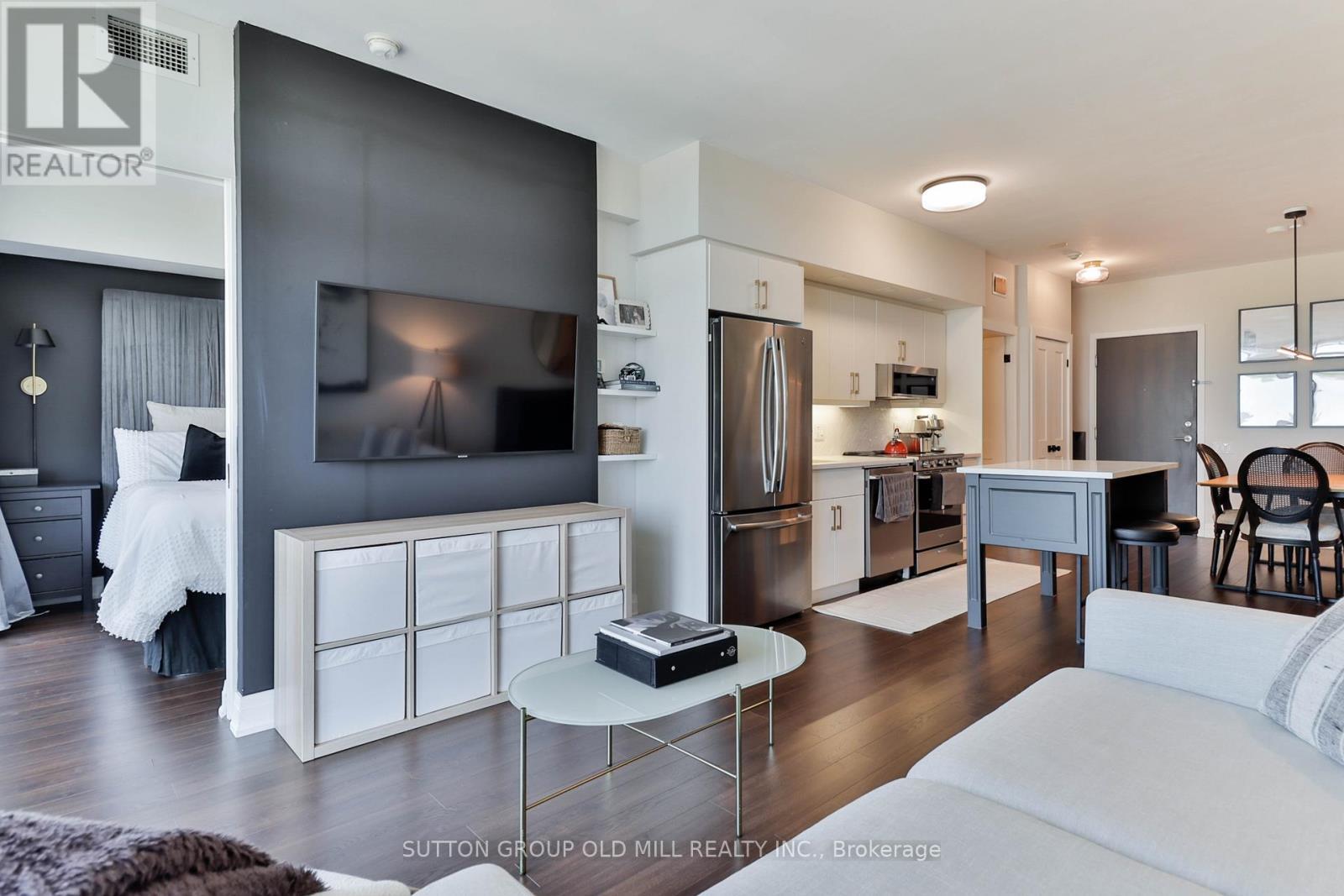 602 - 103 The Queensway, Toronto, ON - Indoor Photo Showing Living Room
