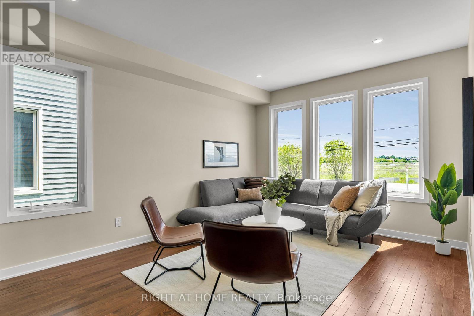 6319 Perth Street, Ottawa, ON - Indoor Photo Showing Living Room