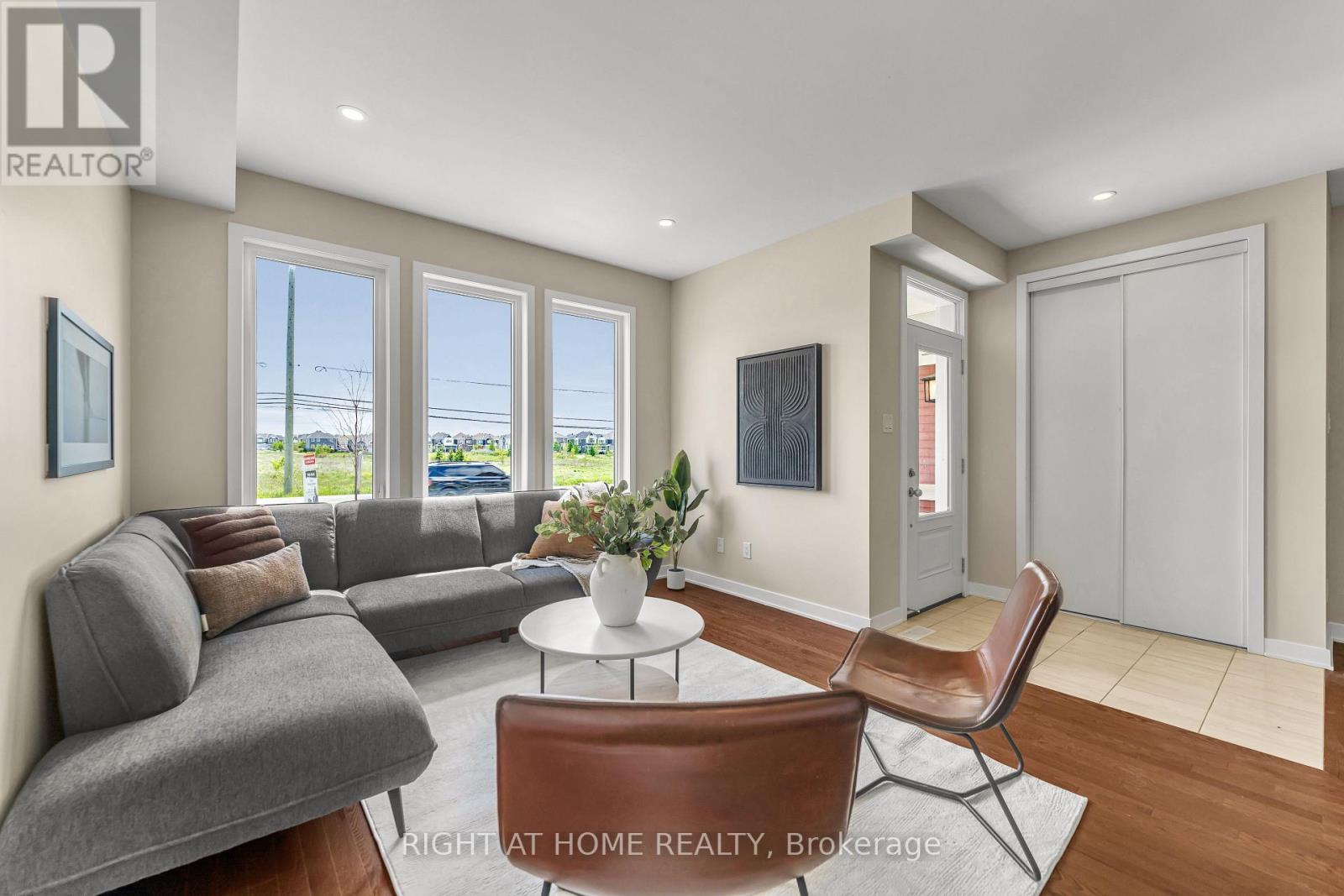 6319 Perth Street, Ottawa, ON - Indoor Photo Showing Living Room