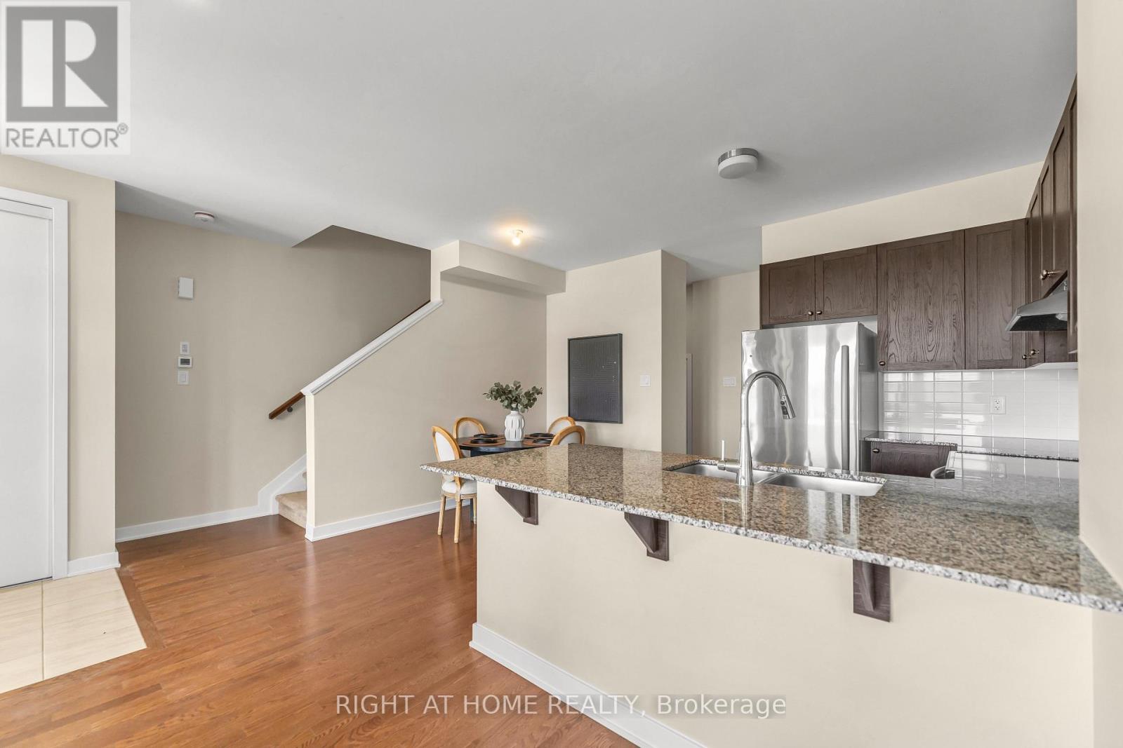 6319 Perth Street, Ottawa, ON - Indoor Photo Showing Kitchen With Upgraded Kitchen