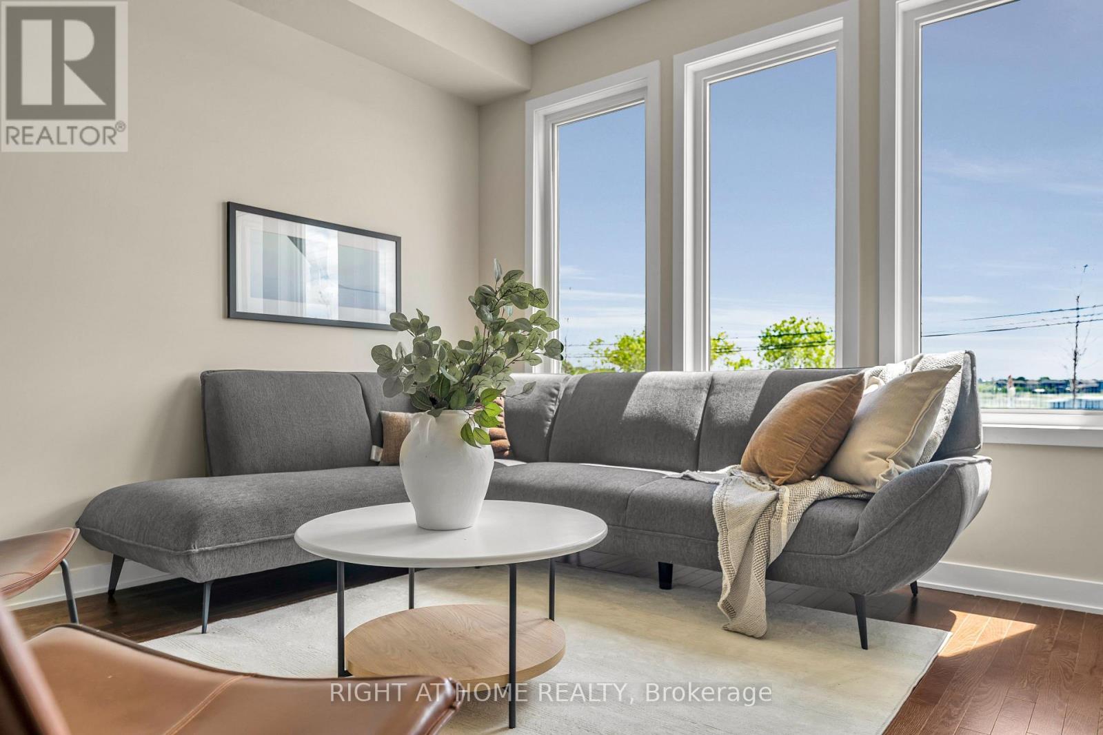 6319 Perth Street, Ottawa, ON - Indoor Photo Showing Living Room