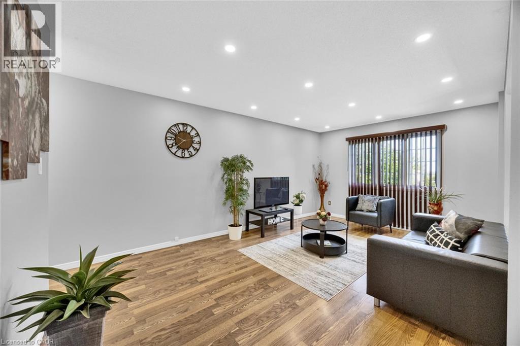 34 Phair Crescent, London, ON - Indoor Photo Showing Living Room