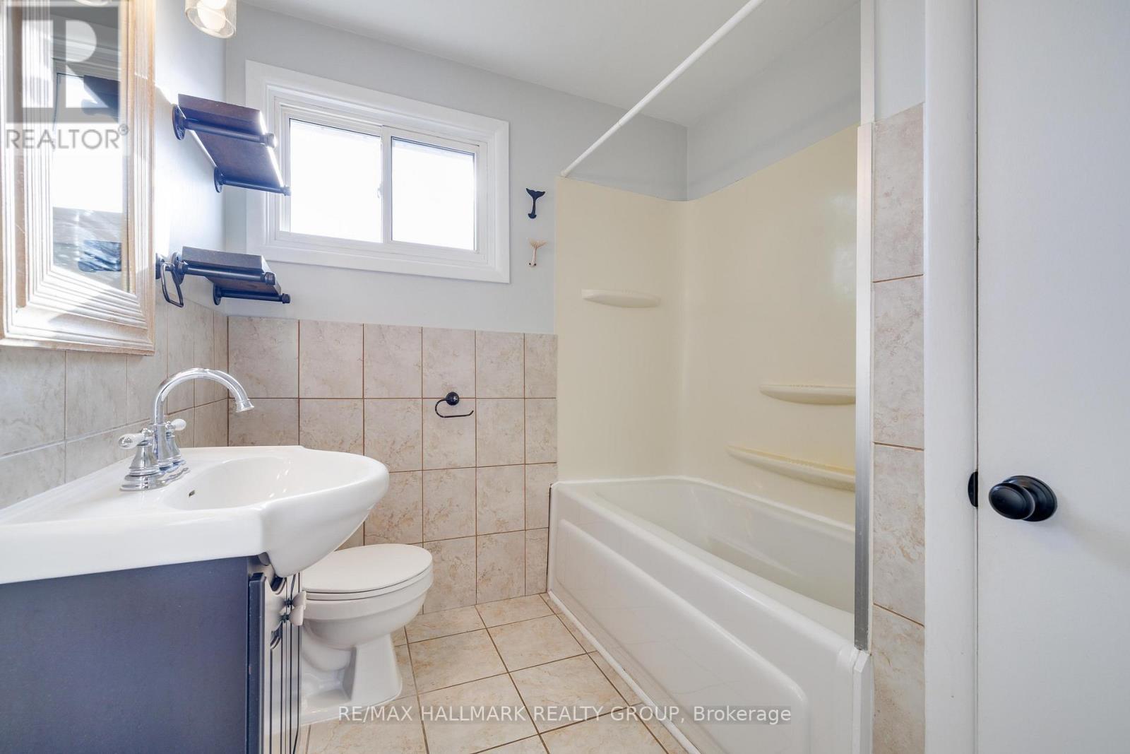 1213 Emperor Avenue, Ottawa, ON - Indoor Photo Showing Bathroom