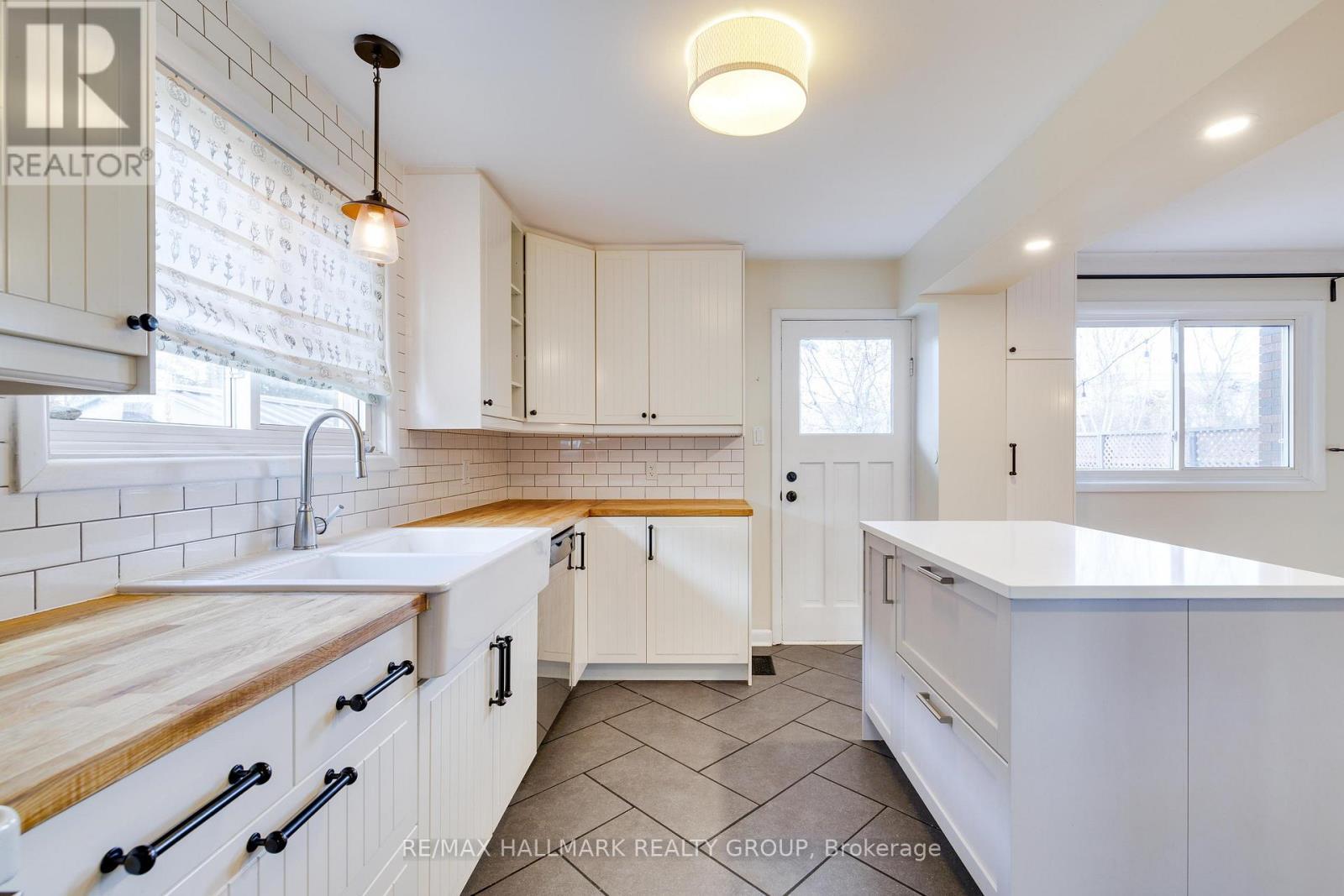 1213 Emperor Avenue, Ottawa, ON - Indoor Photo Showing Kitchen With Double Sink