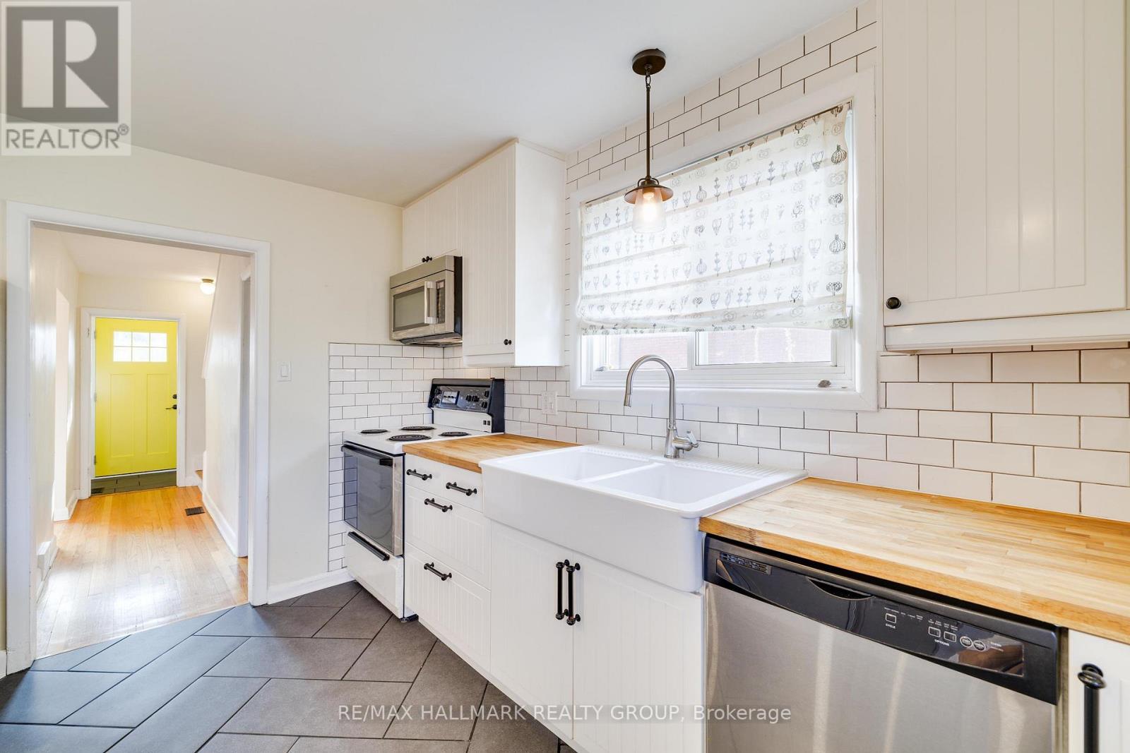 1213 Emperor Avenue, Ottawa, ON - Indoor Photo Showing Kitchen With Double Sink