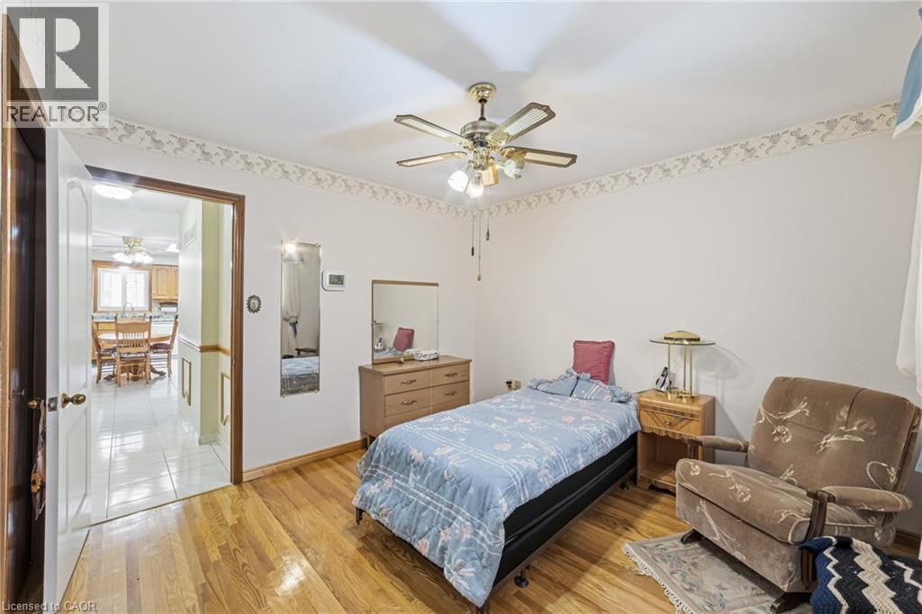546 Dicenzo Drive, Hamilton, ON - Indoor Photo Showing Bedroom