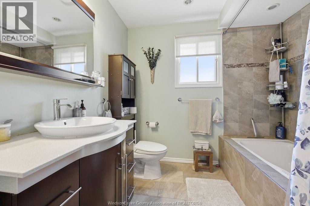 512 Elinor, Windsor, ON - Indoor Photo Showing Bathroom