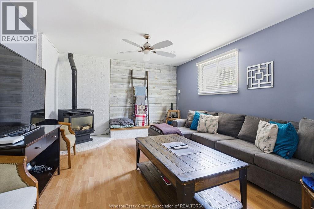 512 Elinor, Windsor, ON - Indoor Photo Showing Living Room With Fireplace