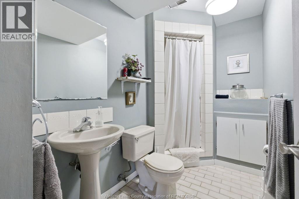 512 Elinor, Windsor, ON - Indoor Photo Showing Bathroom