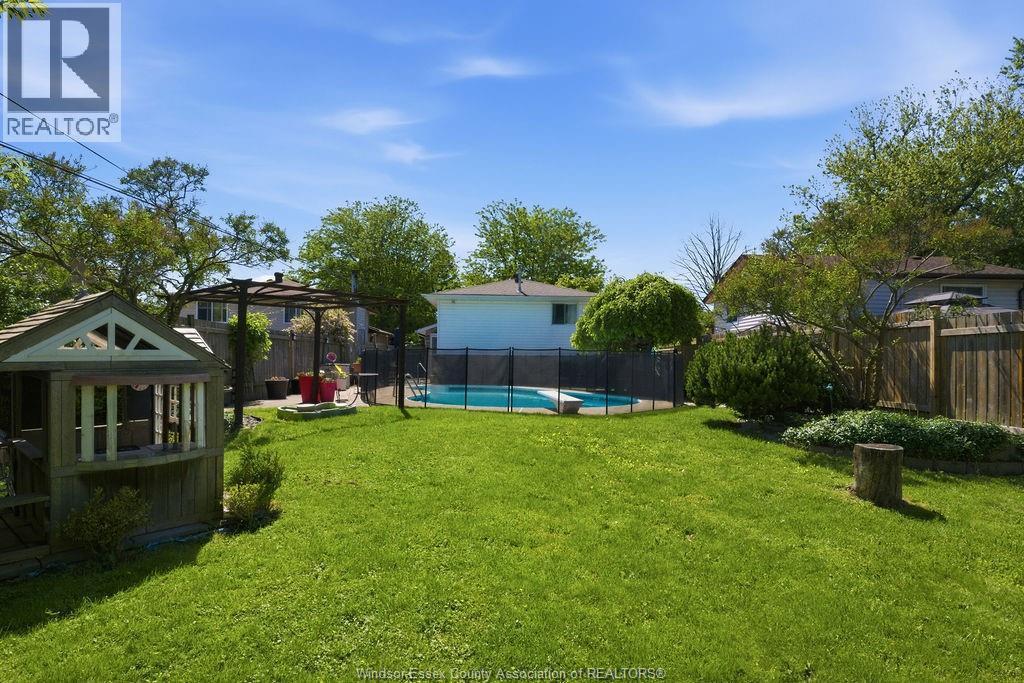 512 Elinor, Windsor, ON - Outdoor With In Ground Pool With Backyard