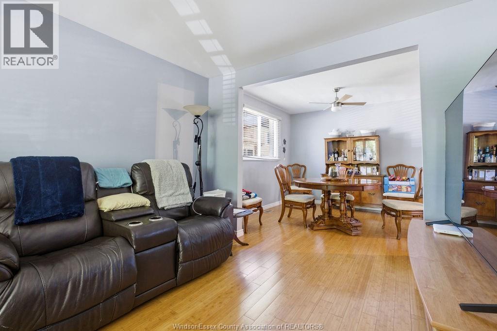 512 Elinor, Windsor, ON - Indoor Photo Showing Living Room
