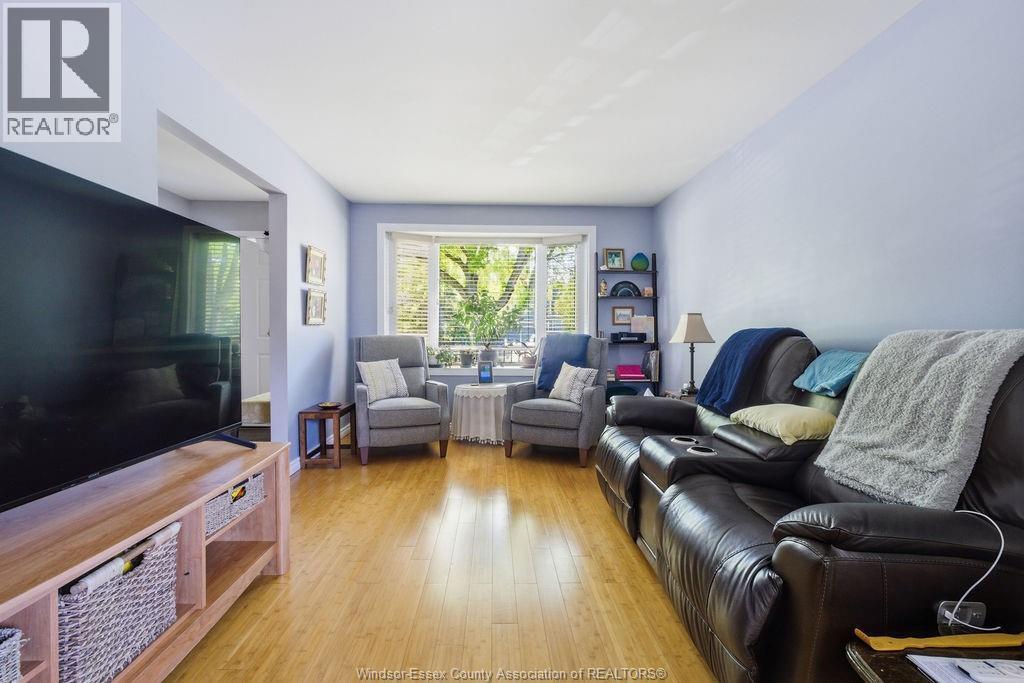 512 Elinor, Windsor, ON - Indoor Photo Showing Living Room