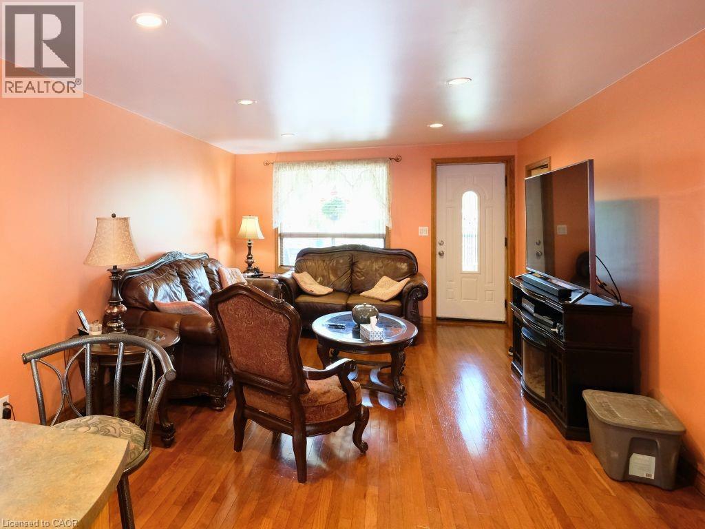 42 Dalhousie Avenue, Hamilton, ON - Indoor Photo Showing Living Room