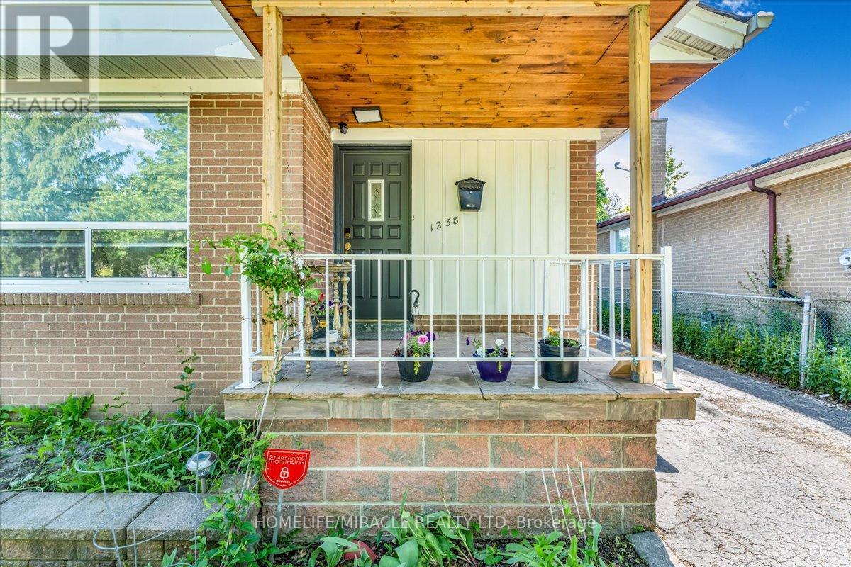 1238 Pharmacy Avenue, Toronto, ON