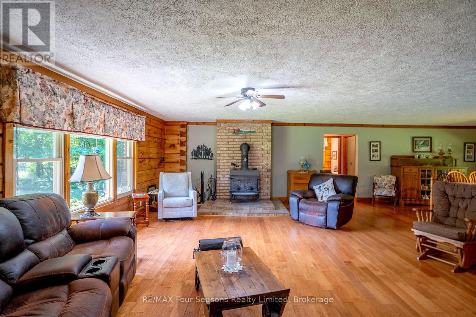 Open Concept Living Room - 600072 50 Side Road S, Chatsworth, ON