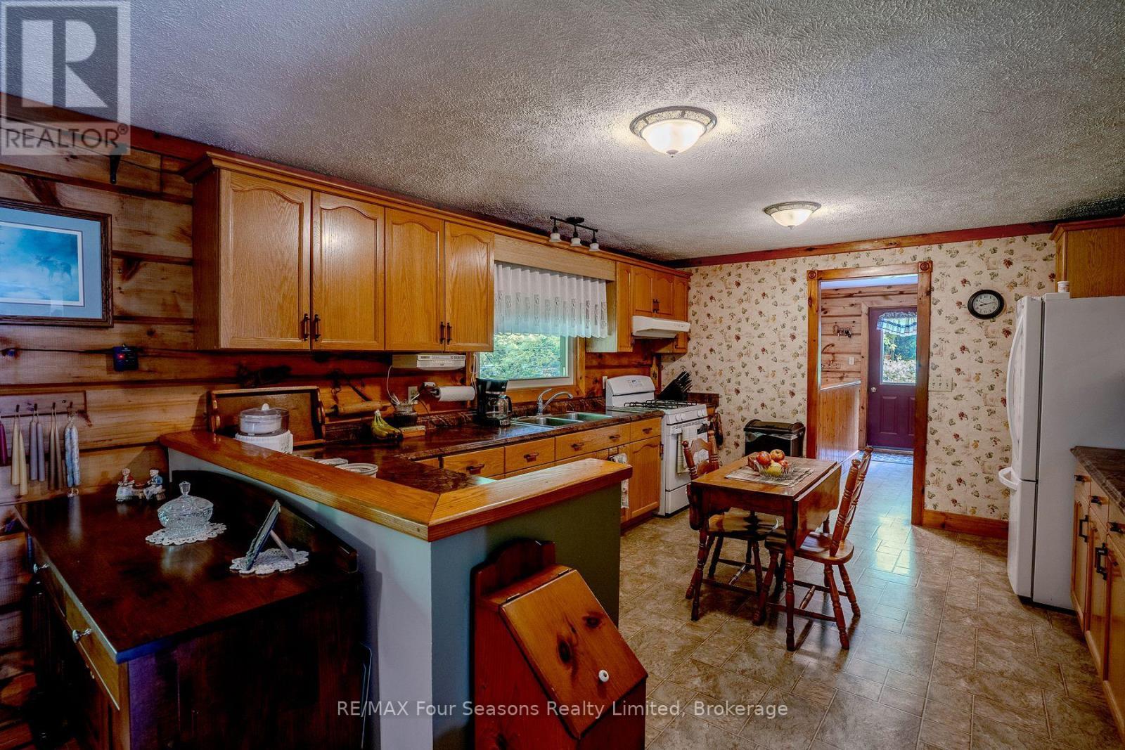 Kitchen with newer appliances! - 600072 50 Side Road S, Chatsworth, ON