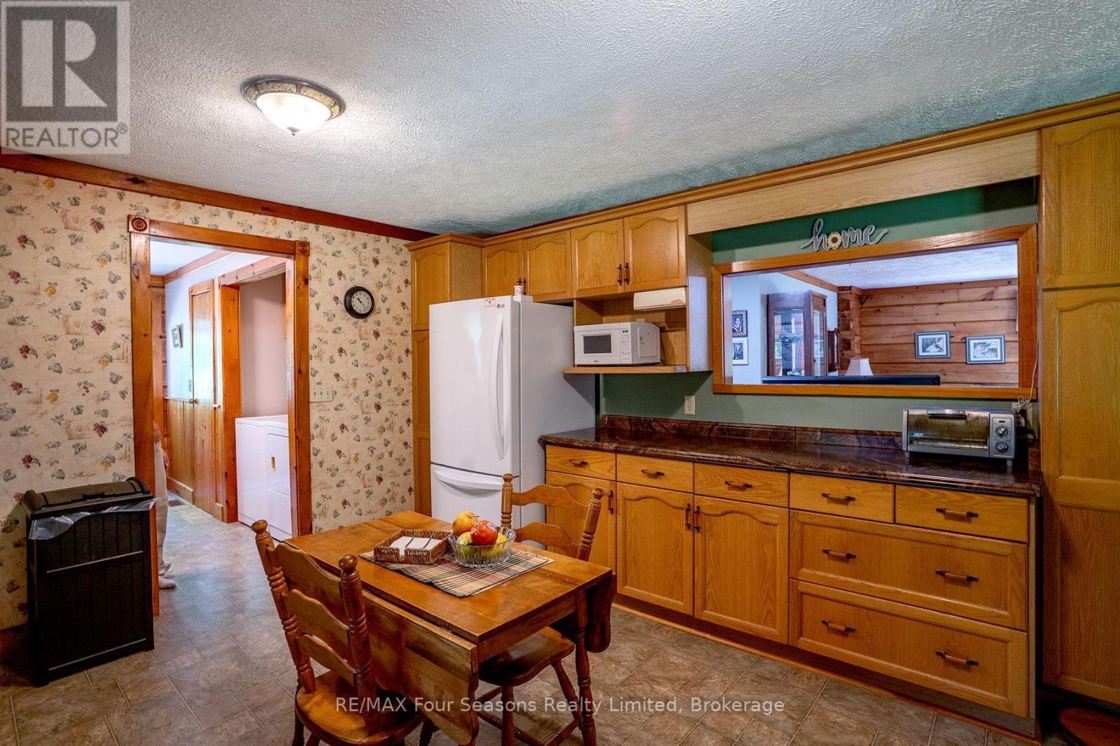 Laundry and side entrance on the main floor! - 600072 50 Side Road S, Chatsworth, ON
