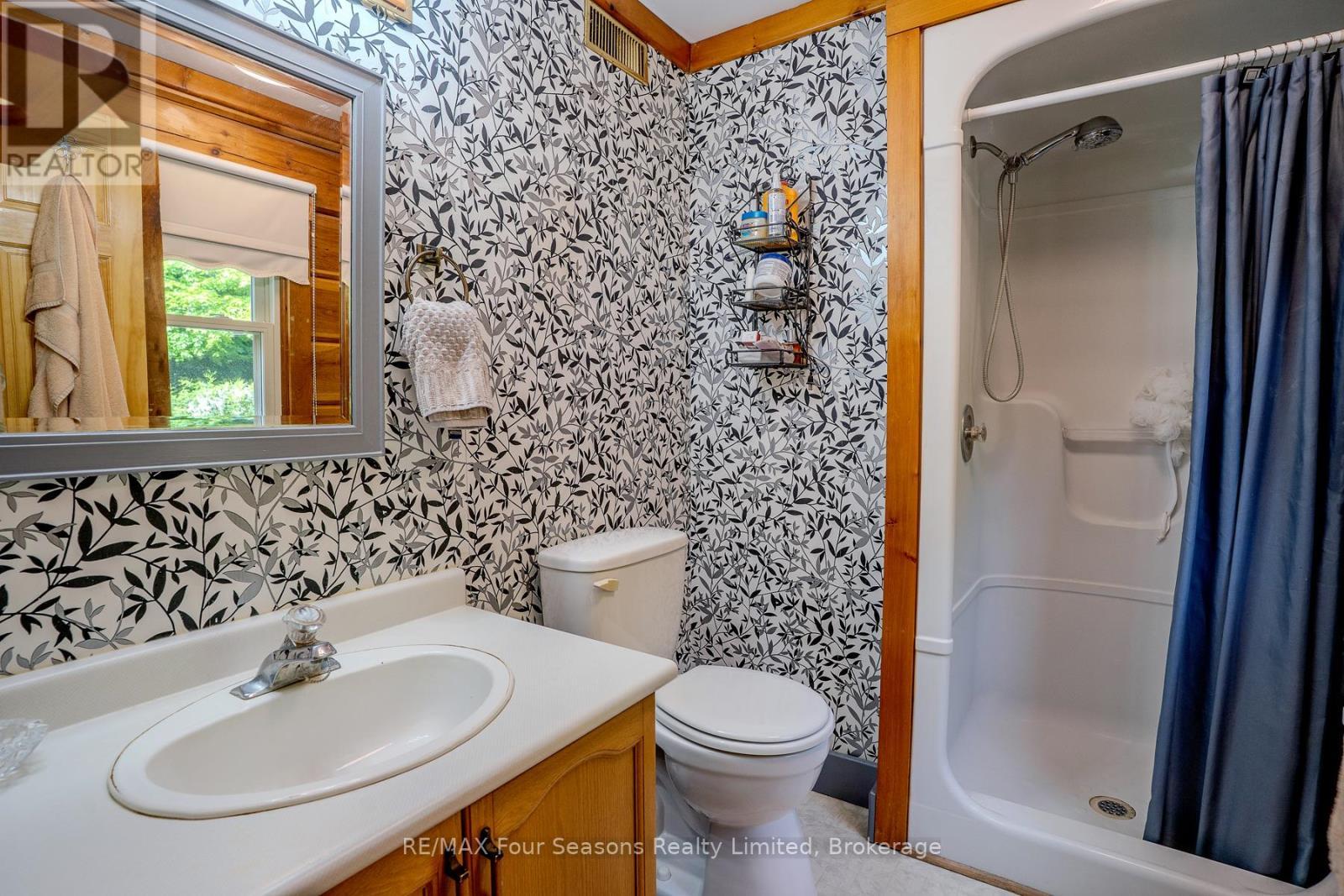 3 Piece En-suite - 600072 50 Side Road S, Chatsworth, ON