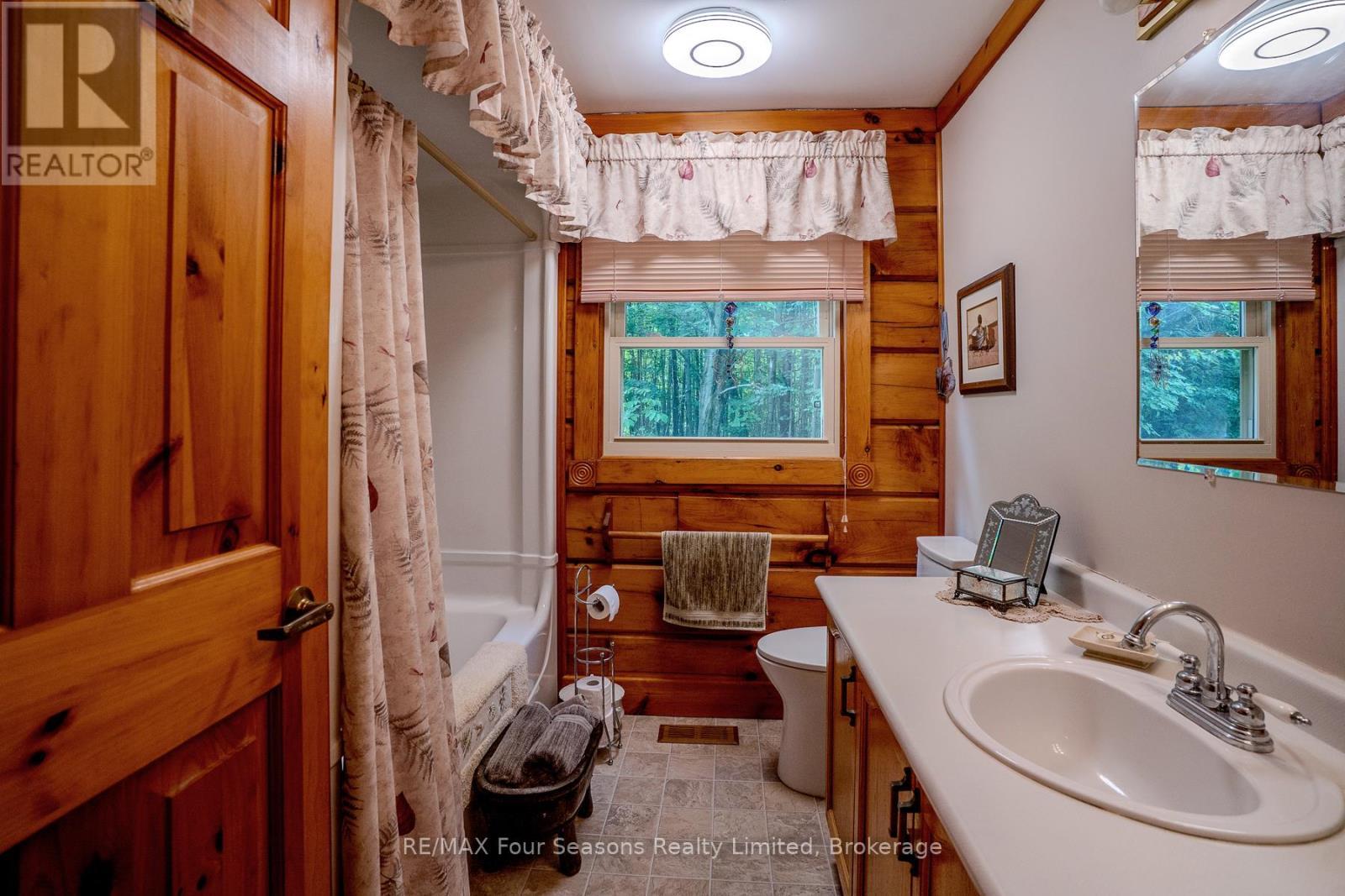 3 Piece Bathroom - 600072 50 Side Road S, Chatsworth, ON