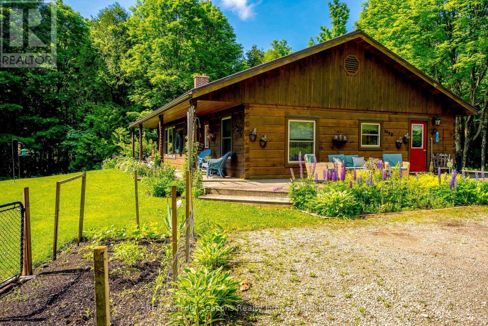Garden Beds and Beautiful Landscaping - 600072 50 Side Road S, Chatsworth, ON