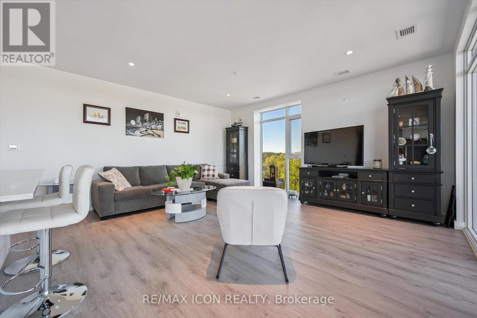 902 - 15 Glebe Street, Cambridge, ON