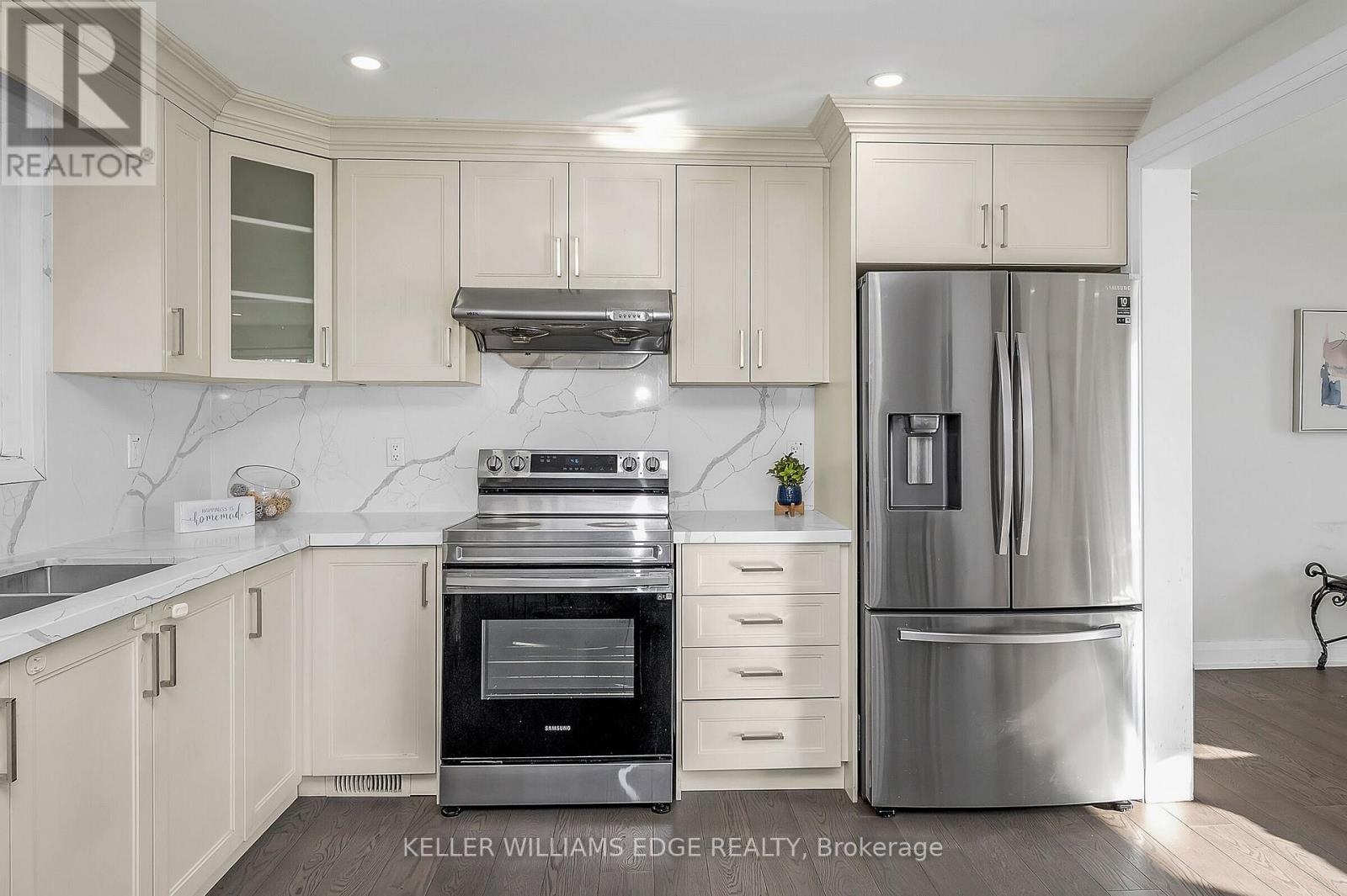 60 West 1St Street, Hamilton, ON - Indoor Photo Showing Kitchen With Upgraded Kitchen