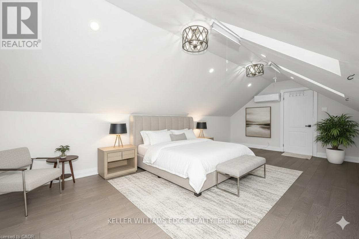 60 West 1St Street, Hamilton, ON - Indoor Photo Showing Bedroom