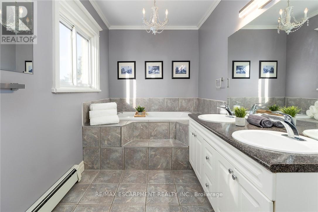 47 Mountain Park Avenue, Hamilton, ON