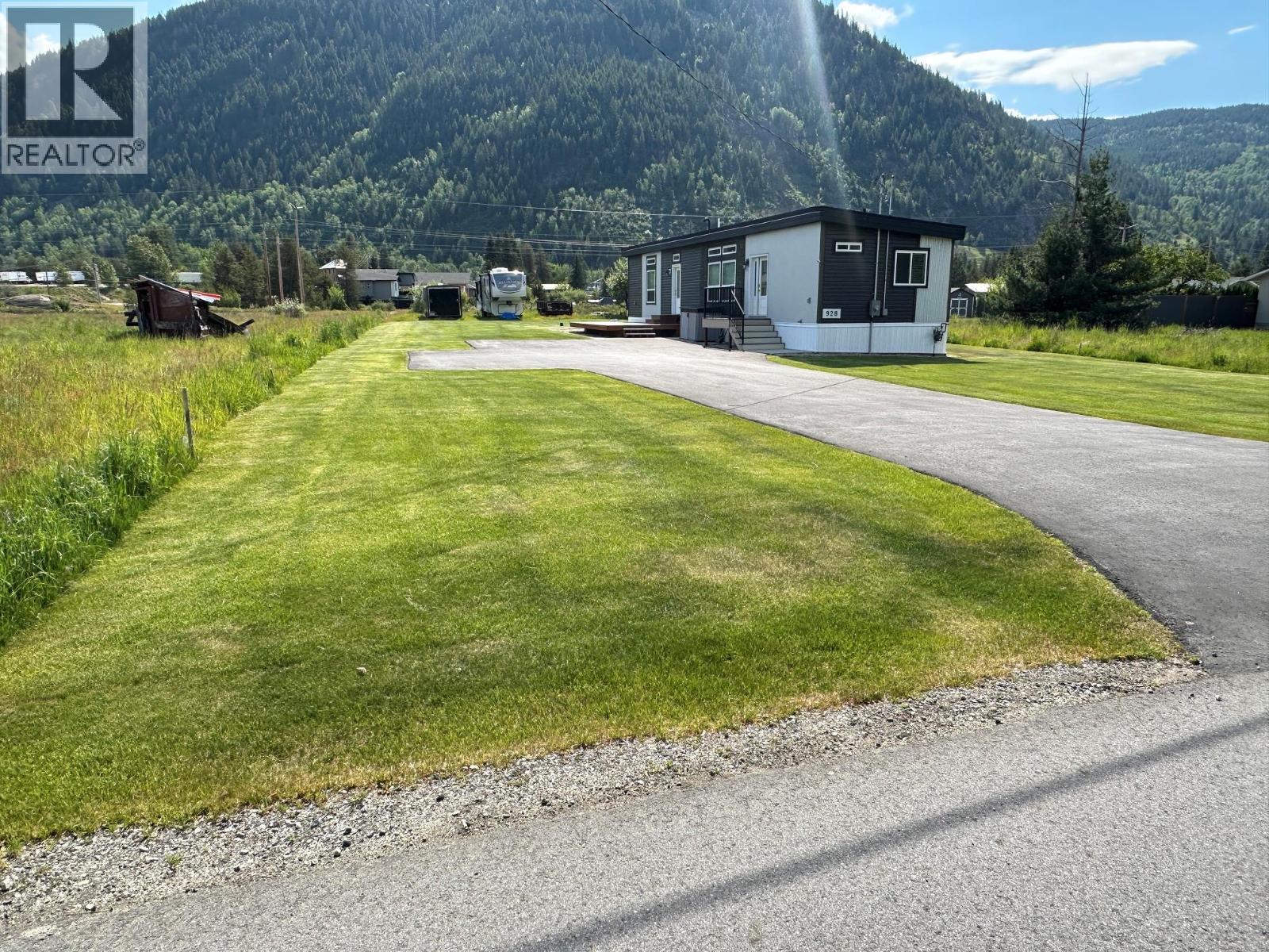 928 Waterloo Crescent, Castlegar, BC