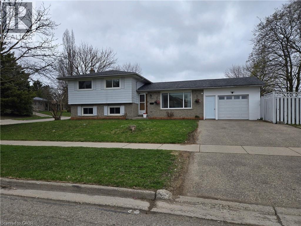 Split-level residence featuring a single-car garage and a paved driveway - 261 Overlea Drive, Kitchener, ON