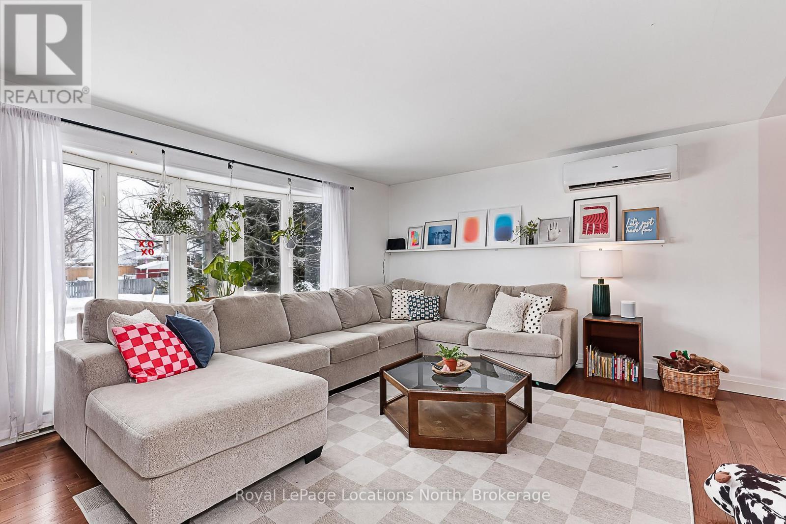 131 Albert Street, Collingwood, ON - Indoor Photo Showing Living Room