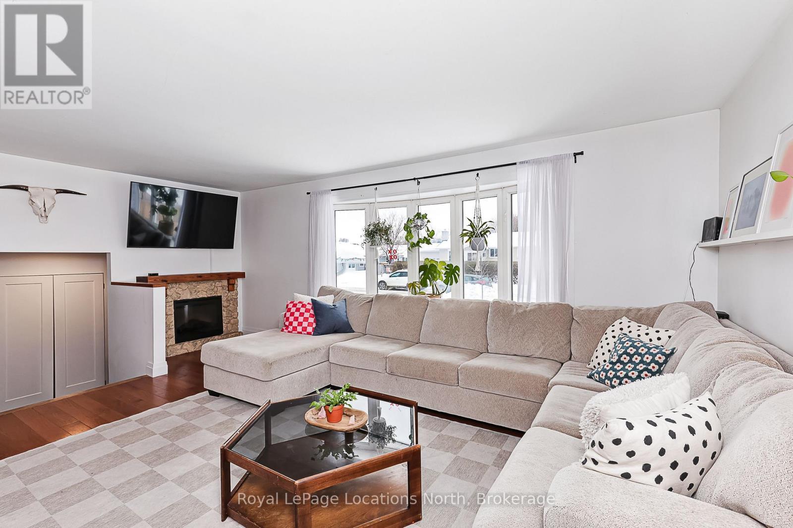 131 Albert Street, Collingwood, ON - Indoor Photo Showing Living Room With Fireplace