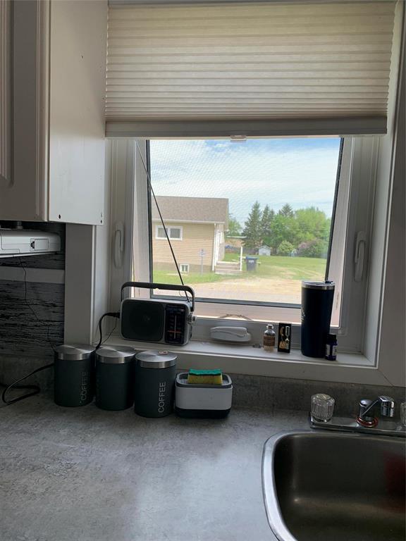 125 Burrows Avenue N, Plumas, MB - Indoor Photo Showing Kitchen